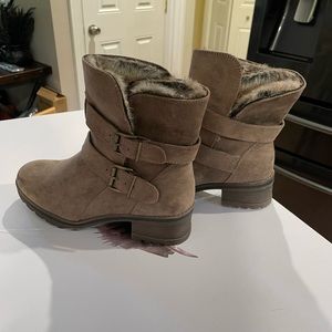 Brown White Mountain ankle boots with faux fur lining Sz 6.5